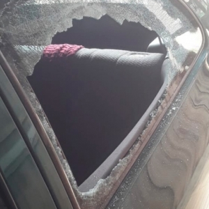 Carro tem vidro lateral quebrado e itens são furtados de seu interior