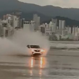 Motorista embriagado invade praia e transita em alta velocidade