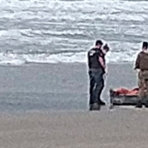 Corpo é encontrado em praia; suspeita é de que a vítima seja pescador desaparecido