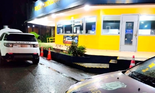 Carro de luxo furtado em 2018 é recuperado na BR-101 e passageiros são presos
