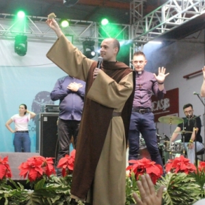 Fiéis participam de momento religioso com Frei Gilson em São João Batista