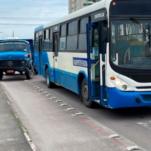 Caminhão caçamba fica sem freio e colide na lateral de ônibus 