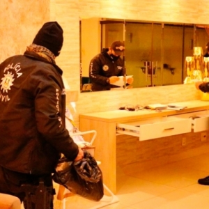 Apartamentos de luxo em Meia Praia é alvo de mandado de busca e apreensão