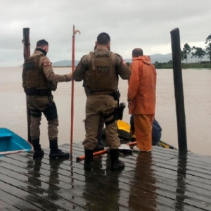 URGENTE: Corpo com peso amarrado e marcas de perfuração é encontrado em rio