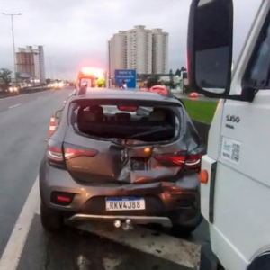 Caminhão desvia de outro e provoca engavetamento entre três carros