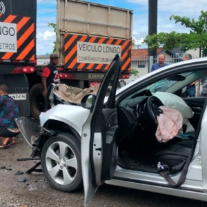 Motorista passa mal e colide violentamente contra carreta estacionada