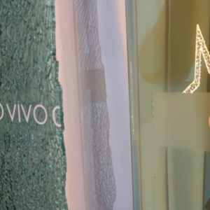 Portal de notícias tem fachada danificada por pedras em ataque durante a madrugada