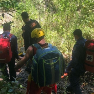 Mulher cai durante trilha e precisa ser resgatada de helicóptero em mata