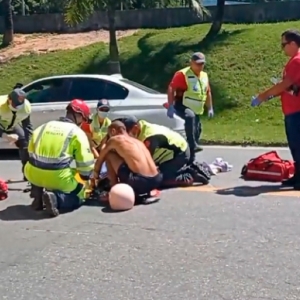 Casal em motocicleta fica ferido após colidir na traseira de carro