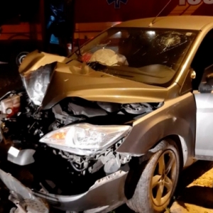 Homem perde o controle da direção e colide veículo contra poste em rodovia