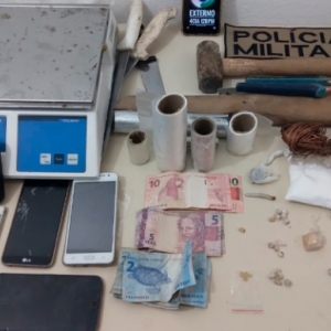 Mulher presa por tráfico e furto fica agressiva na delegacia e exige drogas para consumir