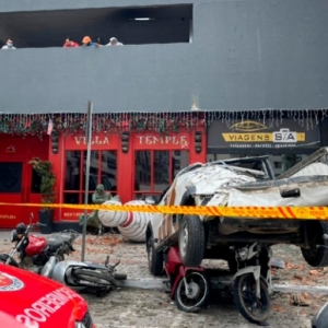 Motorista se perde em marcha ré e despenca de prédio com 10 metros de altura