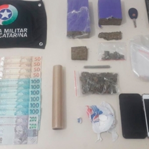 Traficante é preso após denúncias de que vendia drogas para menores revenderem