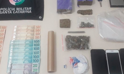 Traficante é preso após denúncias de que vendia drogas para menores revenderem