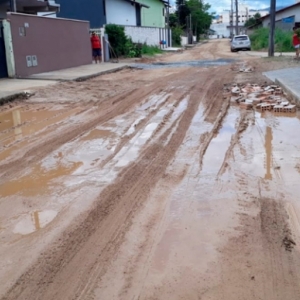 Moradores sofrem com buracos, poeira e lama deixados em rua após retirada de asfalto