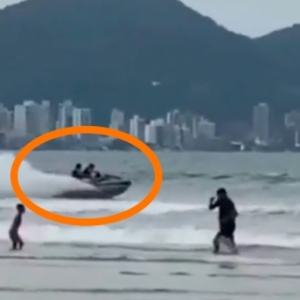 VÍDEO: piloto de moto aquática navega em alta velocidade perto de banhistas