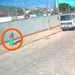 Homem é flagrado nu em pracinha de Tijucas enquanto crianças brincam