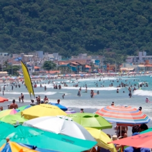 Para deixar “cidade limpa” durante a alta temporada, município reforça a coleta de lixo