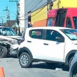 Colisão entre viatura da Polícia Militar e outro veículo é registrada no início da manhã