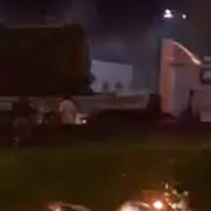 Carreta pega fogo na BR-101 e moradores auxiliam no combate com baldes 