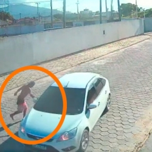 Homem que caminhou nu em parque é flagrado atacando carros com faca
