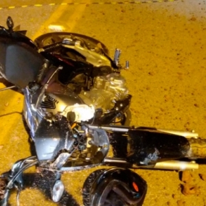 Jovem motociclista fica gravemente ferido após colidir contra máquina do Samae