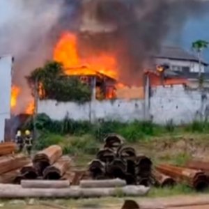 Incêndio de grandes proporções destrói residência e atinge outras três casas