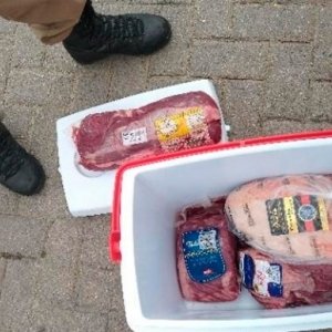 Mulheres são flagradas furtando carnes em mercado; crime é o segundo no dia