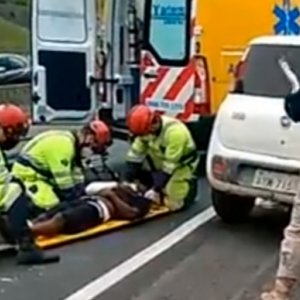 Morador de rua é atropelado por carro ao tentar atravessar rodovia 