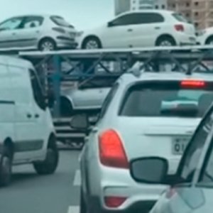 Carreta sofre pane elétrica em marginal e provoca filas quilométricas