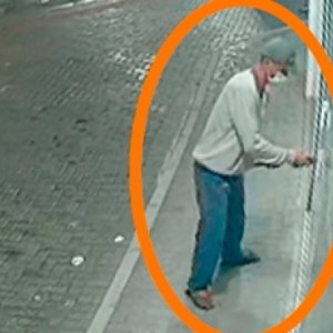 VÍDEO: criminoso arromba porta de loja e foge com a chegada de seguranças
