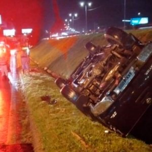 Motorista perde controle, bate e carro capota às margens da rodovia BR-101