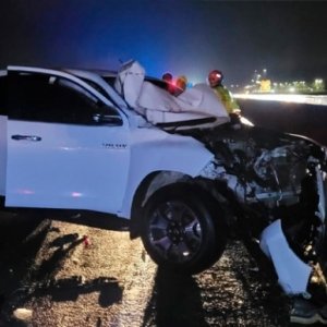 Criminoso furta caminhonete e colide contra mureta durante fuga da polícia