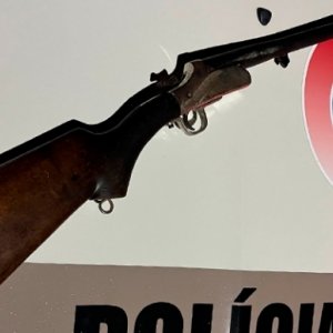 Confusão em bar termina com disparos de arma de fogo entre criminoso e polícia