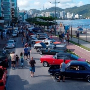 Encontro de carros antigos movimenta turistas e agita público em orla de Itapema