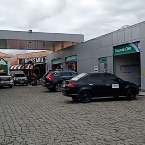 Assaltantes levam mochila com malote durante rápida ação em posto de combustível