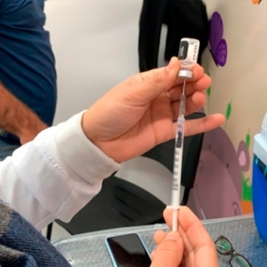 Novas doses de Janssen chegam para dose reforço; saiba quem deve receber