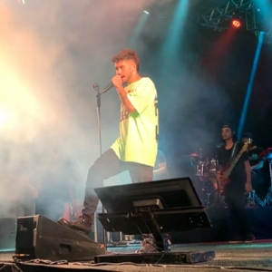 Cantor Zé Felipe leva público ao delírio durante show em praça pública 