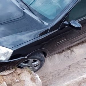 Motorista provoca acidente e abandona local deixando carro e passageira ferida
