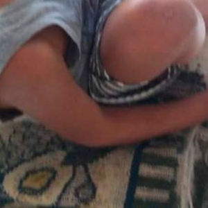 MAUS TRATOS: Pais prendem criança de três anos em sacada de residência