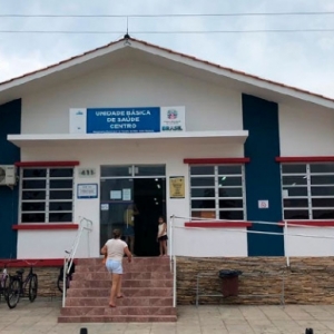 Jovem em surto invade posto de saúde com faca e tenta atacar funcionários
