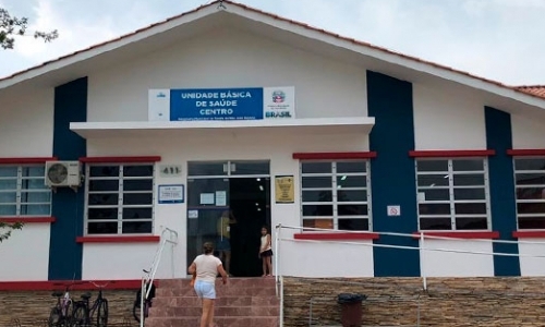 Jovem em surto invade posto de saúde com faca e tenta atacar funcionários