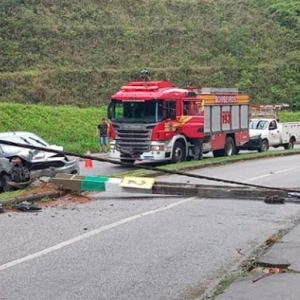 Carro colide contra poste e queda da estrutura deixa via bloqueada 