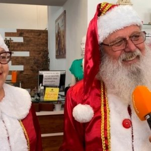 Loja recebe Papai Noel e prepara promoções especiais para o final de semana