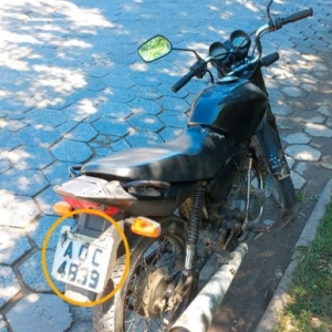 Proprietário de motocicleta adultera placa e é preso durante fiscalização