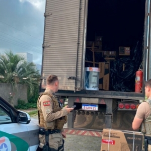 MISTÉRIO: Carga de ar condicionado é abandonada em via pública