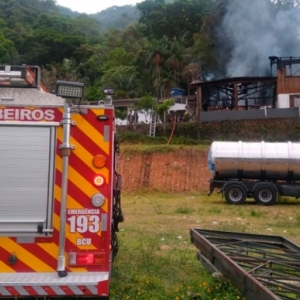 Incêndio de grandes proporções atinge depósito de restaurante