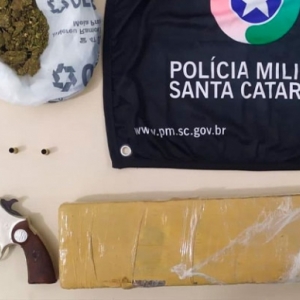 Rapaz atira em via pública e acaba preso por tráfico de drogas