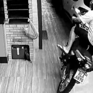 Vídeo viraliza e mostra moto de São João Batista caindo em piscina 