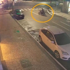 Motocicleta é furtada e depois incendiada durante a madrugada